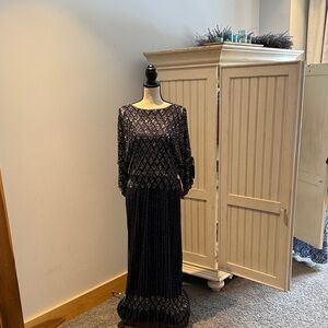 NWT Pisarro Nights beaded split sleeve gown.
6P Navy Blue